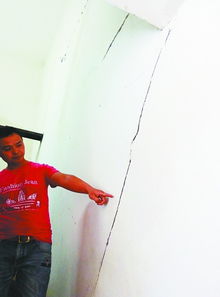 武汉新荣苑10多间门面 歪歪倒 楼体持续向旁边倾斜